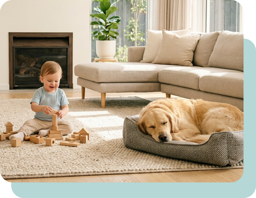 リビングでくつろぐ子どもと犬