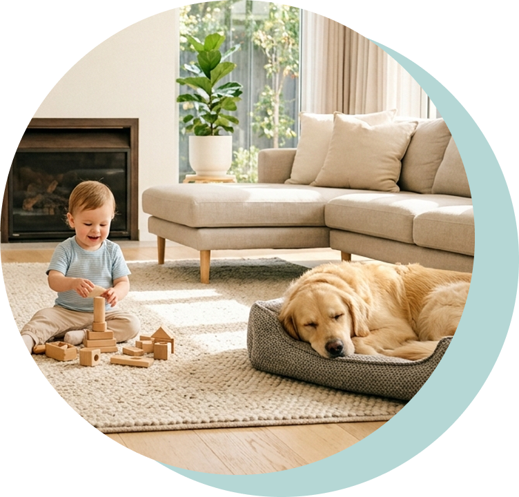 リビングでくつろぐ子どもと犬